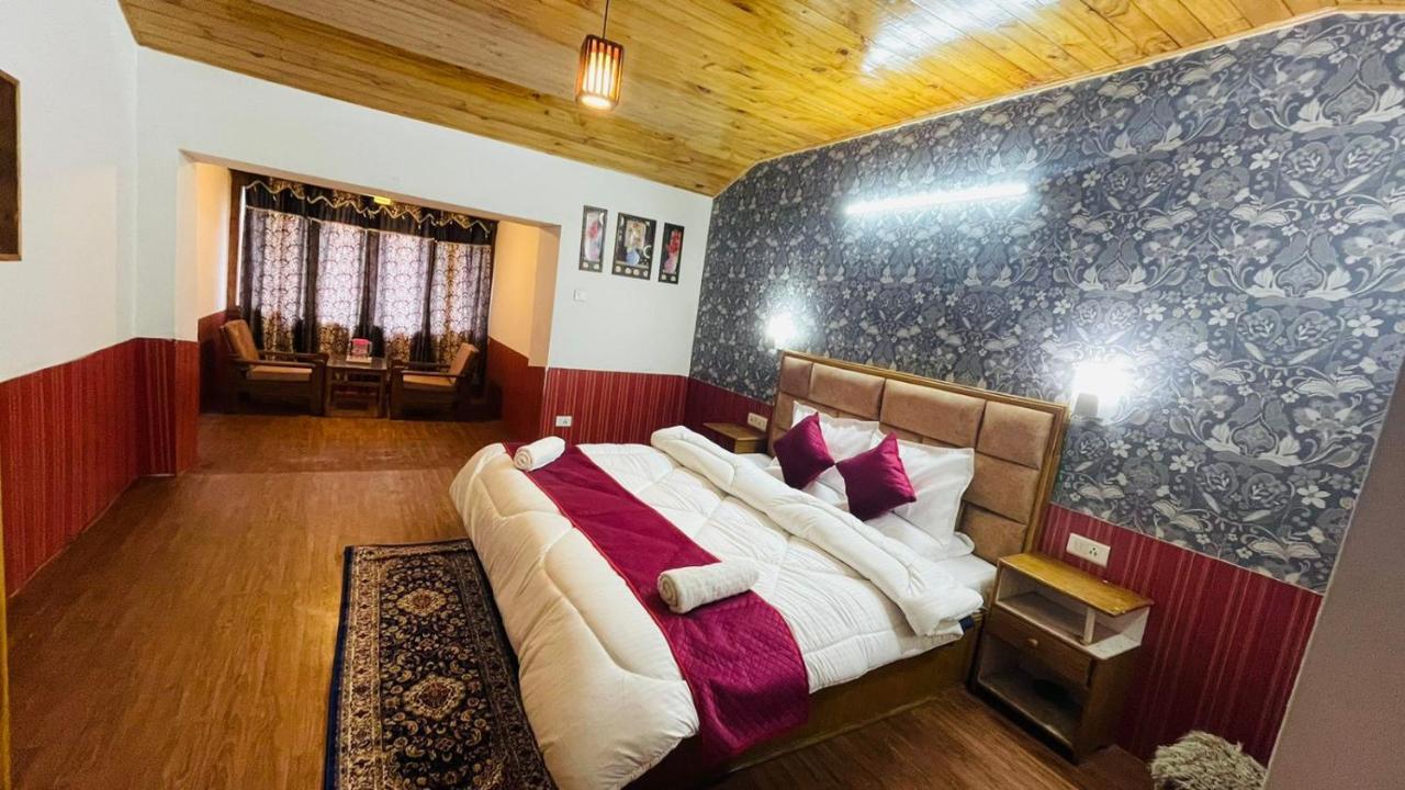 Hilltop At Mall Road With Open Terrace Hotel 2*